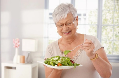 Названы самые полезные продукты для женщин зрелого возраста