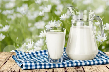 «Вызывает угри, накачано антибиотиками, а лучшее — парное». Правда и мифы о молоке — чему верить?
