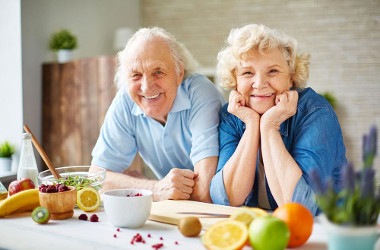 Врачи назвали самые важные витамины для пожилых людей